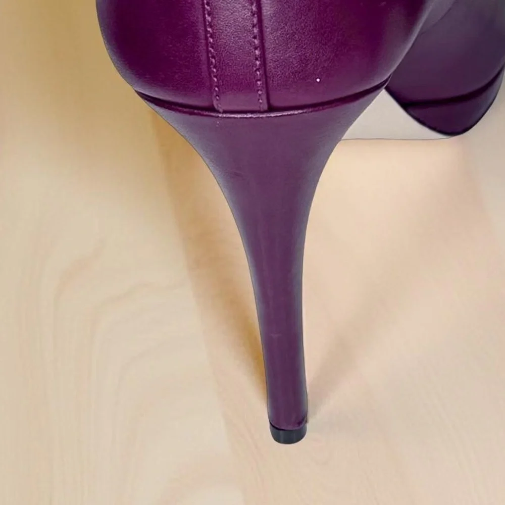 Michael Kors Genuine NWOT Antoinette Leather Pump burgundy SZ/9 Gold MK logo